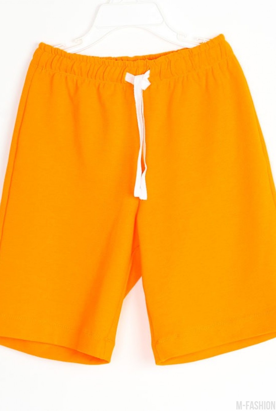 Шорты летние оранжевого цвета со шнурком на талии - Фото 1