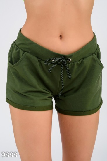 Серо-зеленые шорты с узкими отворотами и шнурком в поясе