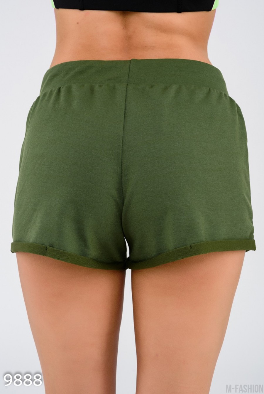 Серо-зеленые шорты с узкими отворотами и шнурком в поясе- Фото 3