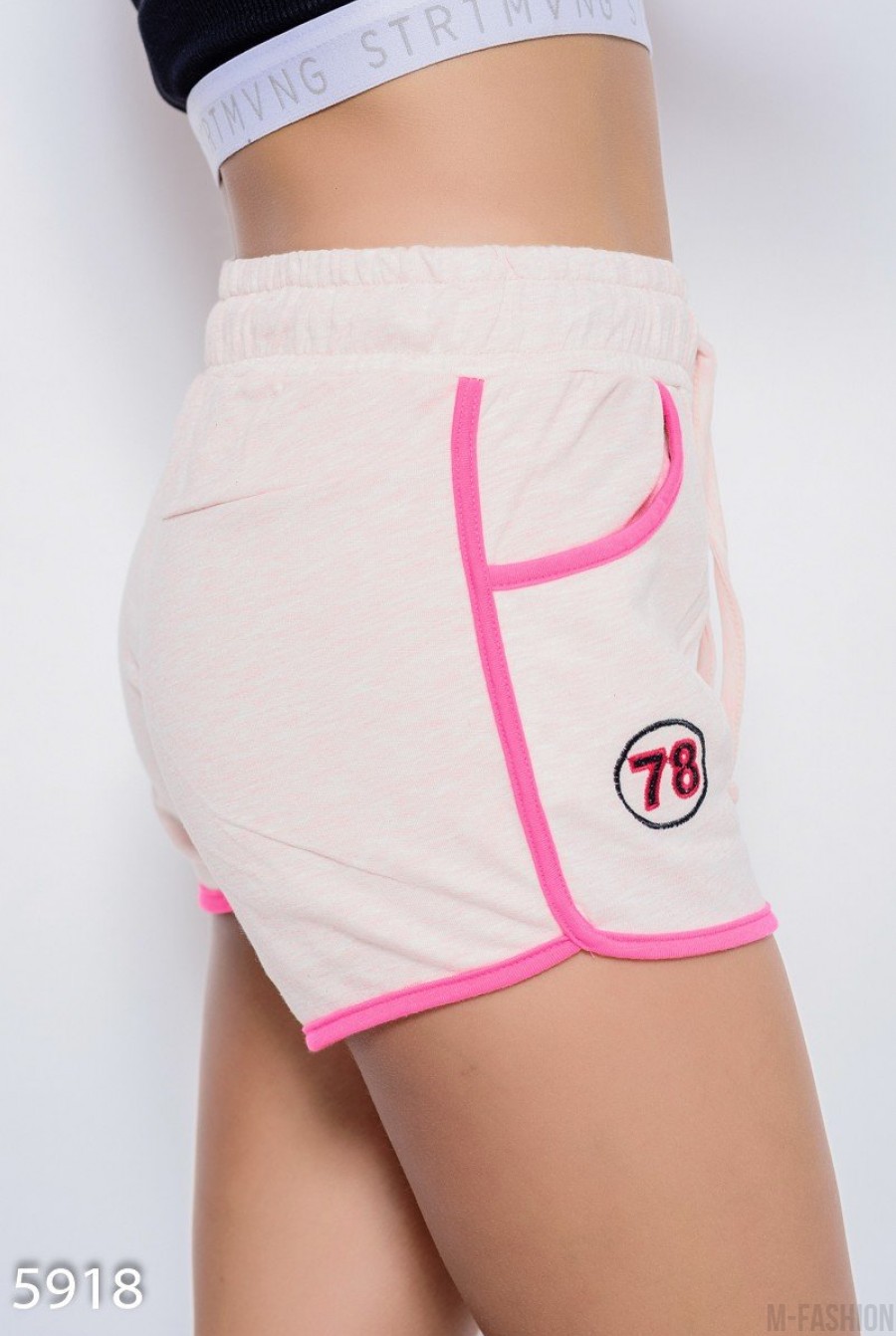 Персиковые трикотажные короткие шорты с карманами, розовыми лампасами и нашивками- Фото 2