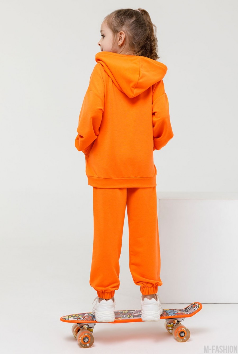 Оранжевый трикотажный спортивный костюм с принтом- Фото 3