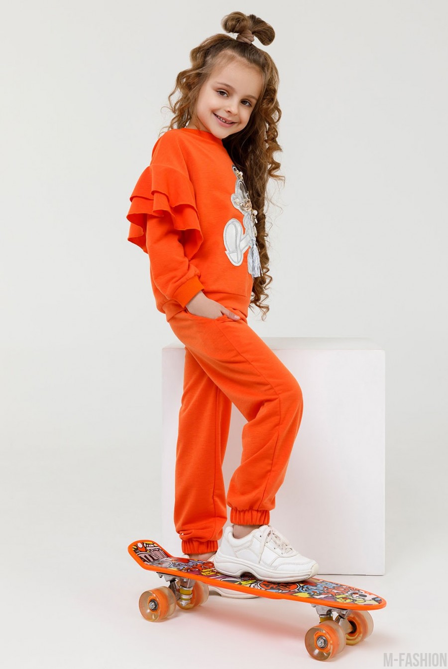 Оранжевый трикотажный костюм с нашивкой и воланами- Фото 2
