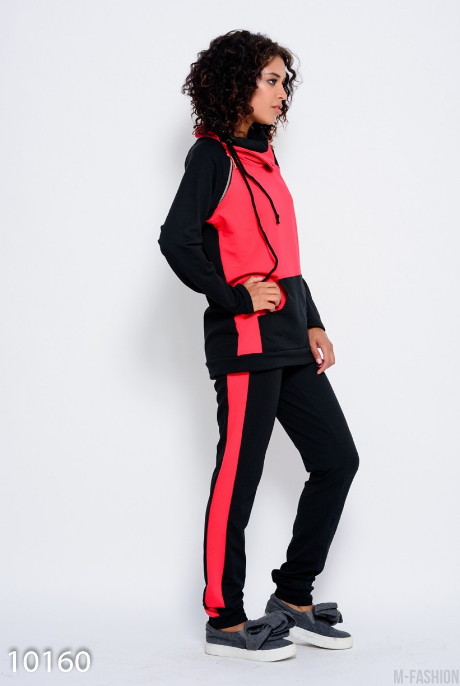 Красно-черный спортивный костюм из трикотажа с хомутом и диагональной молнией- Фото 2