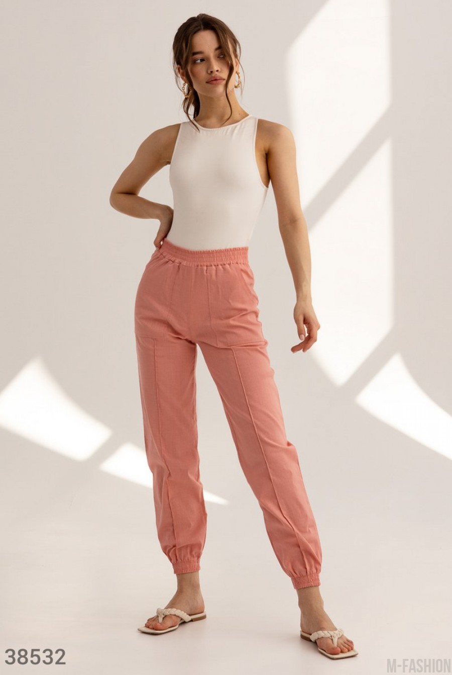 Легкие брюки-джоггеры розового цвета - Фото 1