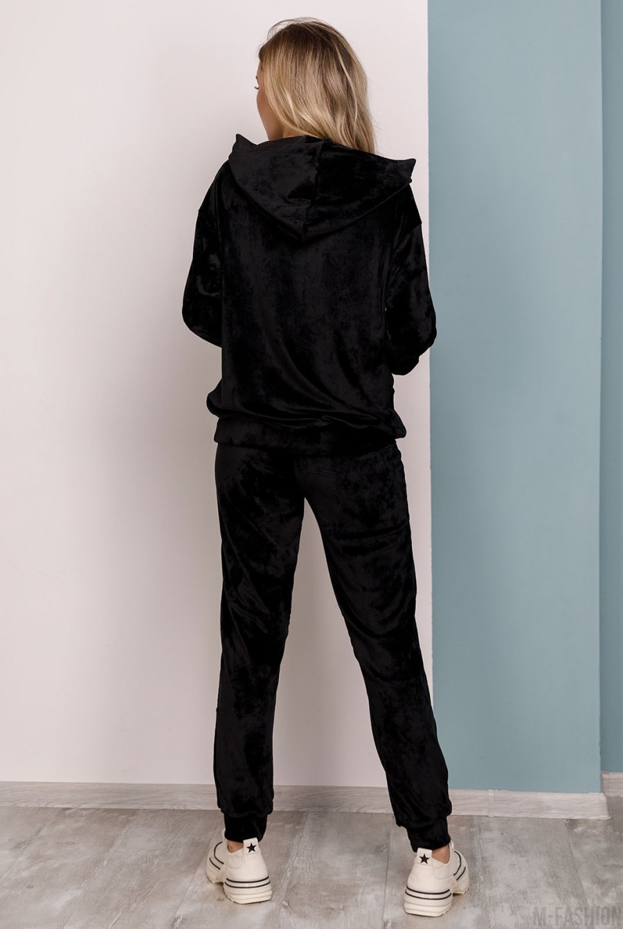 Черный велюровый костюм с капюшоном и нашивкой- Фото 3
