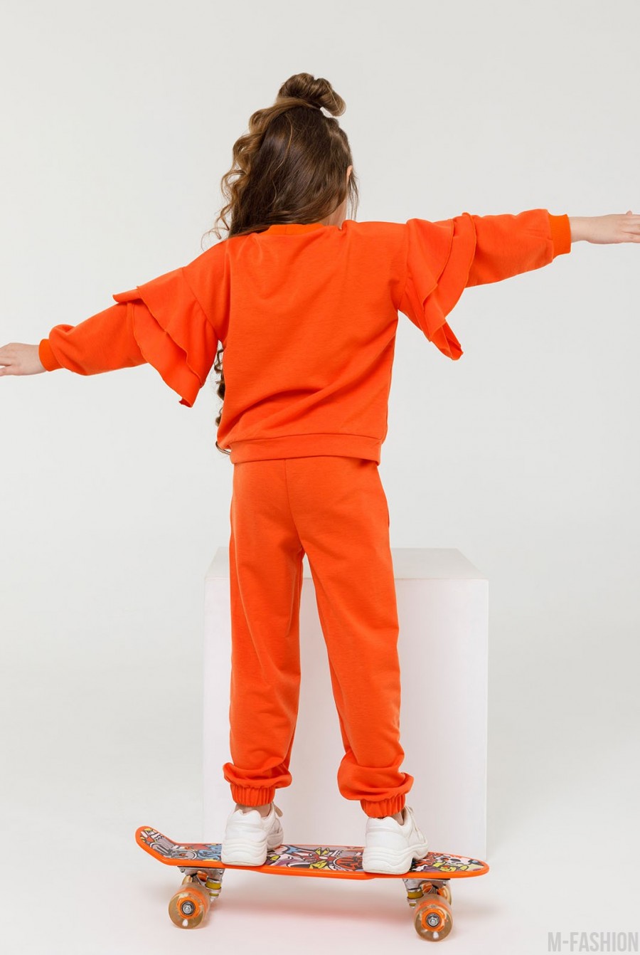 Оранжевый трикотажный костюм с нашивкой и воланами- Фото 3