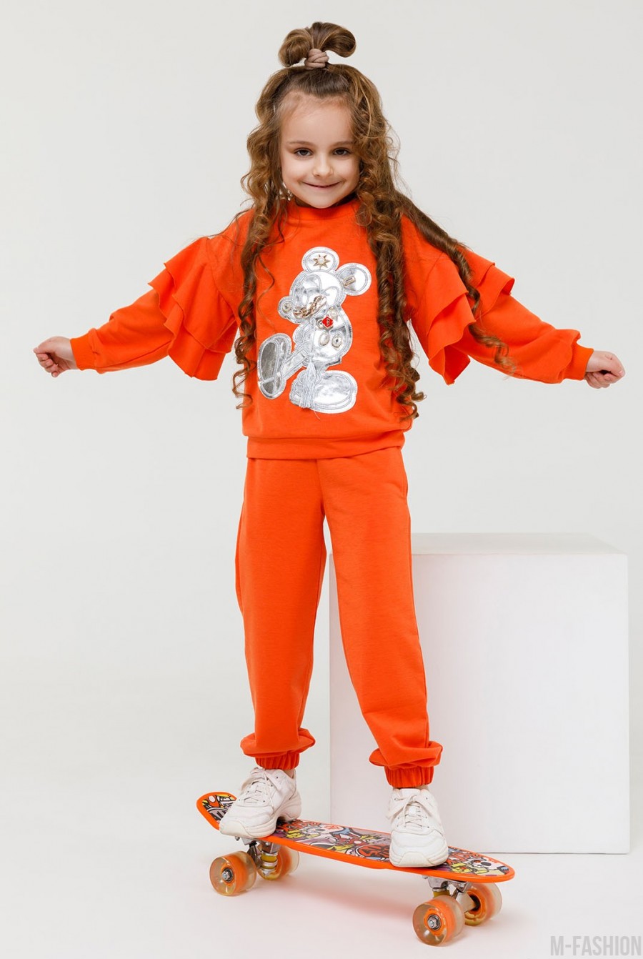 Оранжевый трикотажный костюм с нашивкой и воланами - Фото 1