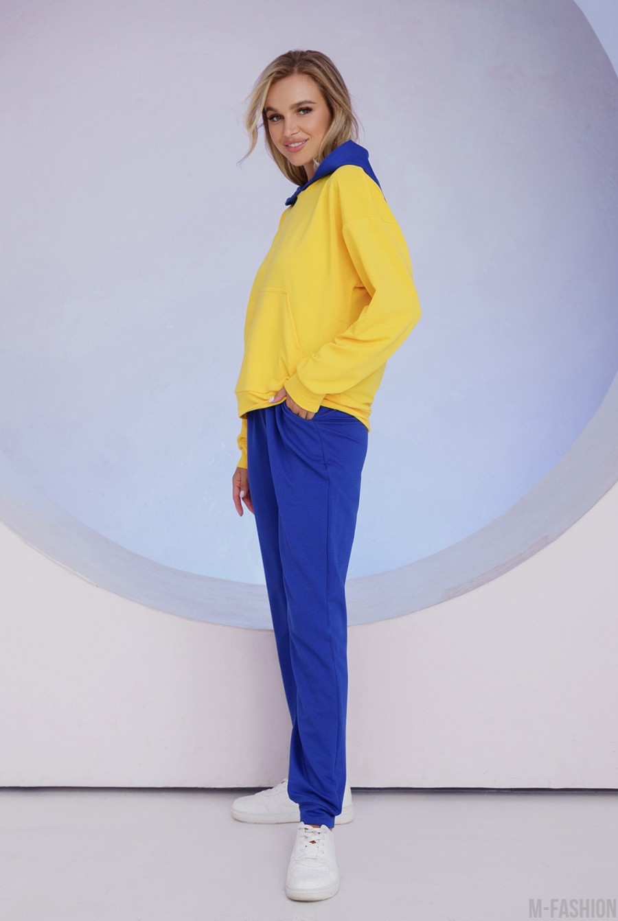 Сине-желтый трикотажный костюм с надписью на спинке- Фото 2