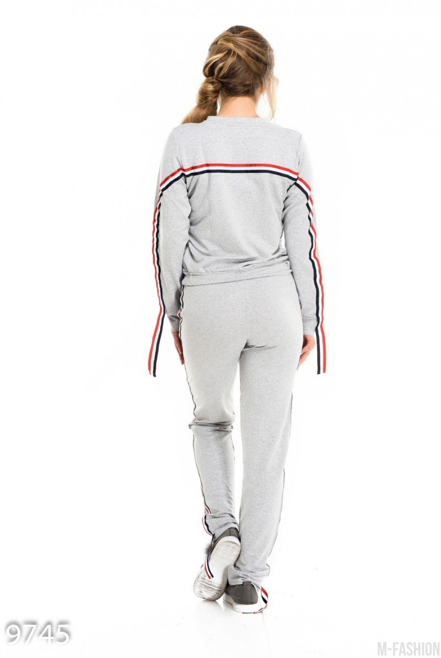 Серый спортивный костюм, отделанный трехцветной тесьмой- Фото 3