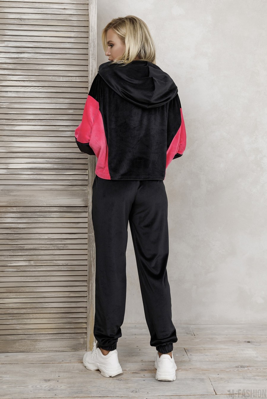 Черно-малиновый велюровый свободный костюм с капюшоном- Фото 3