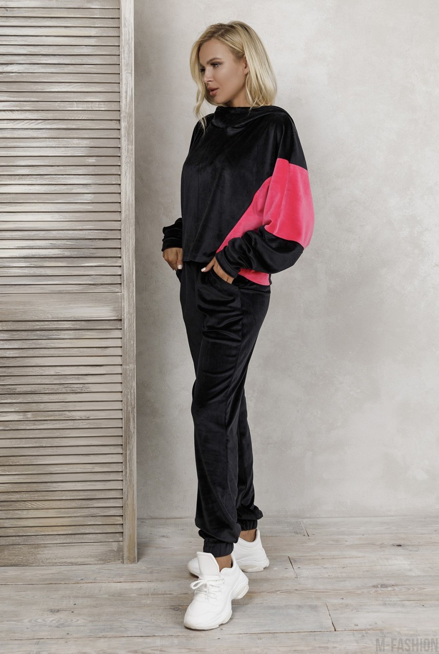 Черно-малиновый велюровый свободный костюм с капюшоном - Фото 1