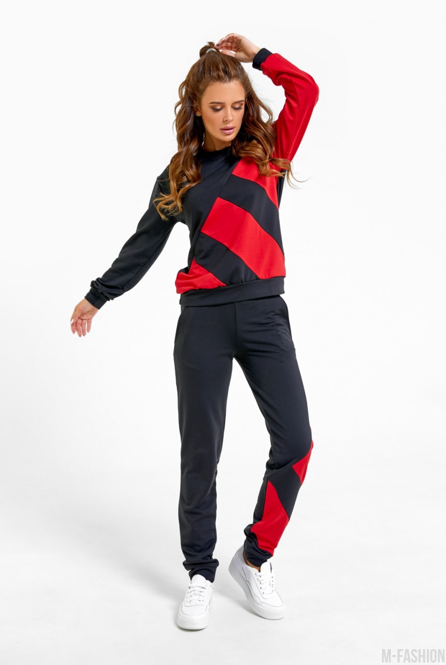 Черный трикотажный костюм с красными вставками - Фото 1