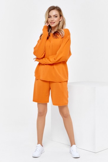 Оранжевый трикотажный костюм с шортами