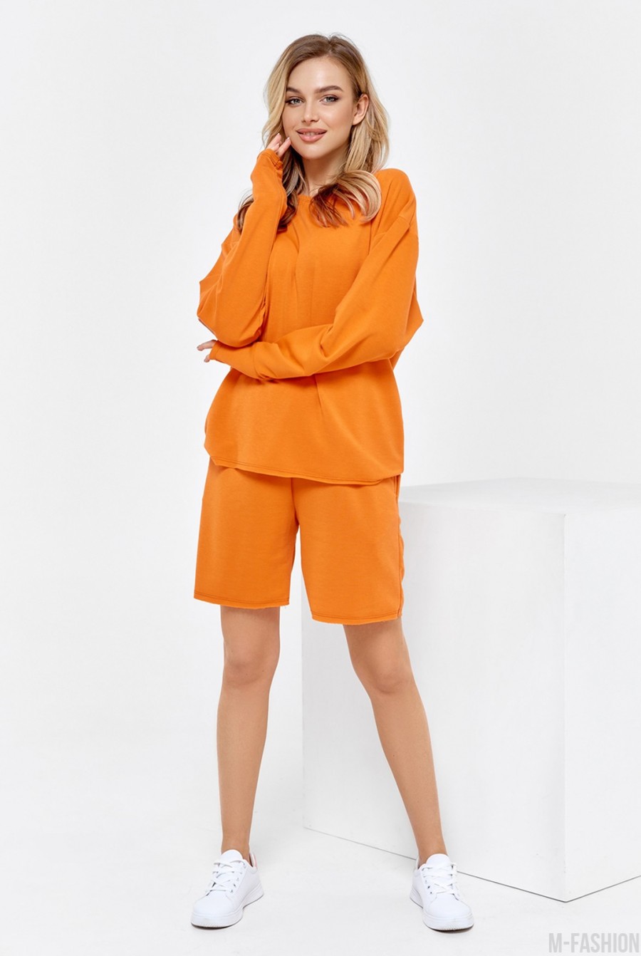 Оранжевый трикотажный костюм с шортами - Фото 1