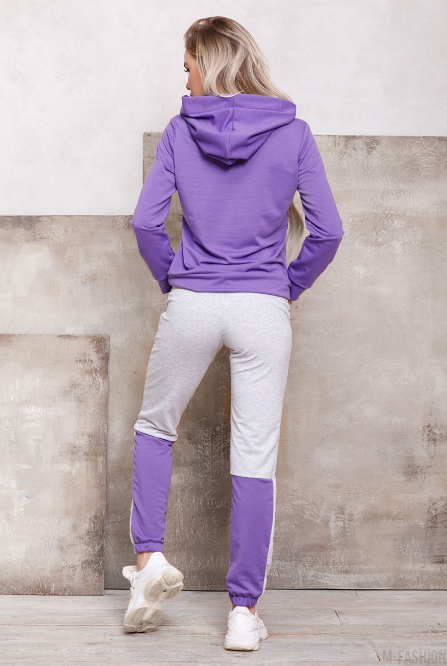 Серо-фиолетовый трикотажный спортивный костюм с принтом- Фото 3