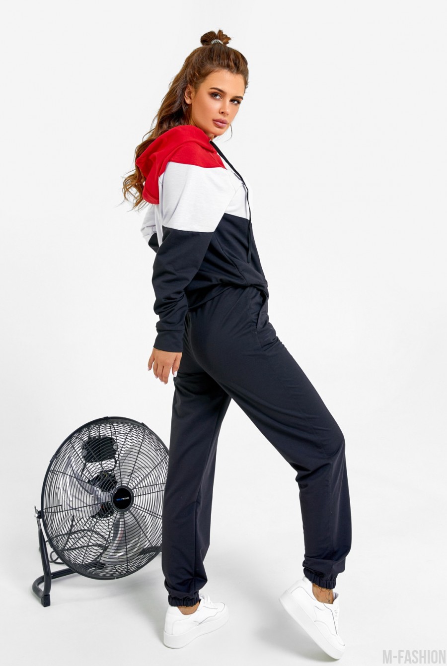 Черно-красный трикотажный спортивный костюм с капюшоном- Фото 2
