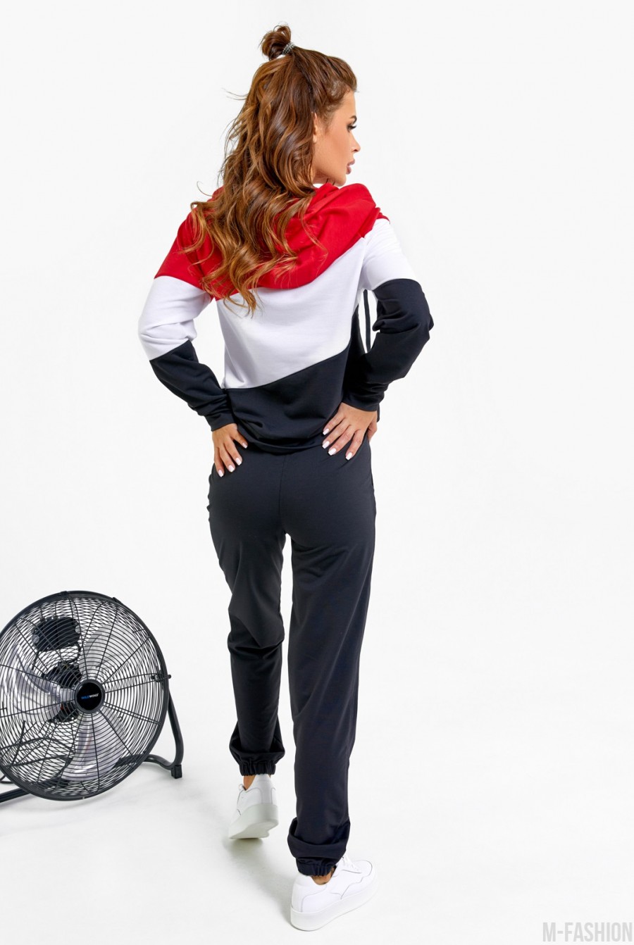 Черно-красный трикотажный спортивный костюм с капюшоном- Фото 3