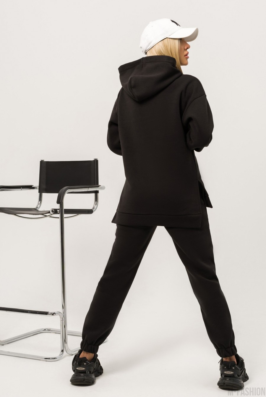 Черный теплый костюм с разрезами на худи- Фото 3