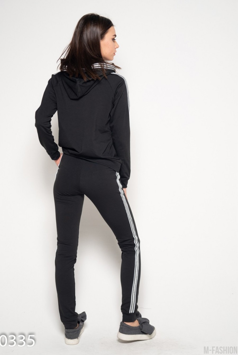 Черный спортивный костюм с блестящей полосатой тесьмой- Фото 3
