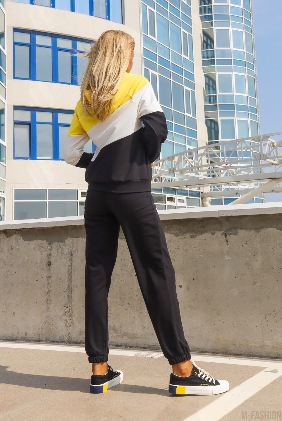 Черно-желтый трикотажный спортивный костюм с капюшоном- Фото 3