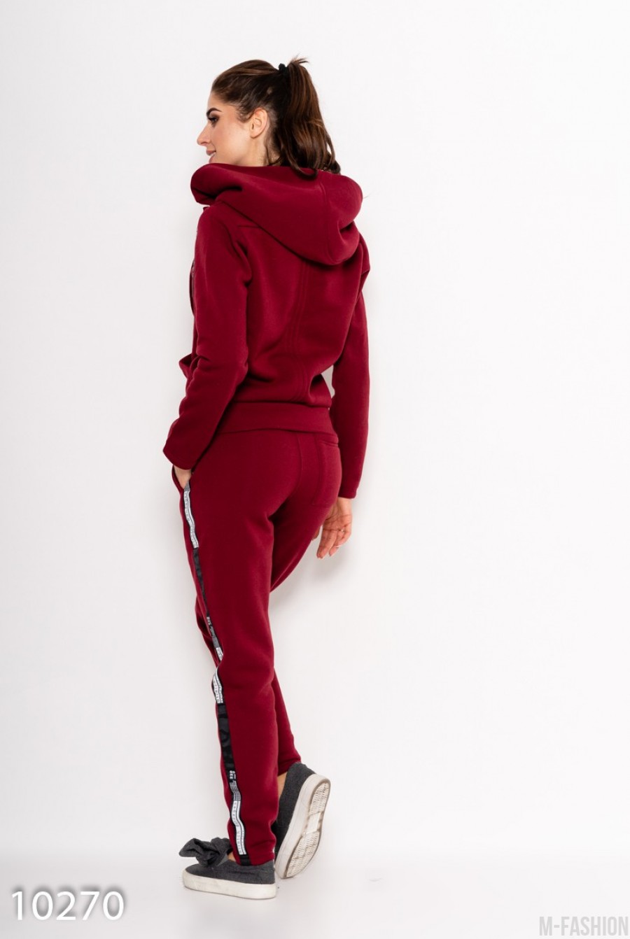 Бордовый спортивный костюм из трикотажа на флисе с косой молнией и принтованными тесемками- Фото 3