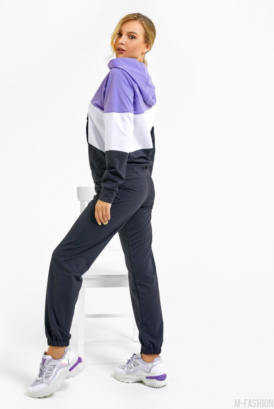 Черно-фиолетовый трикотажный спортивный костюм с капюшоном- Фото 2