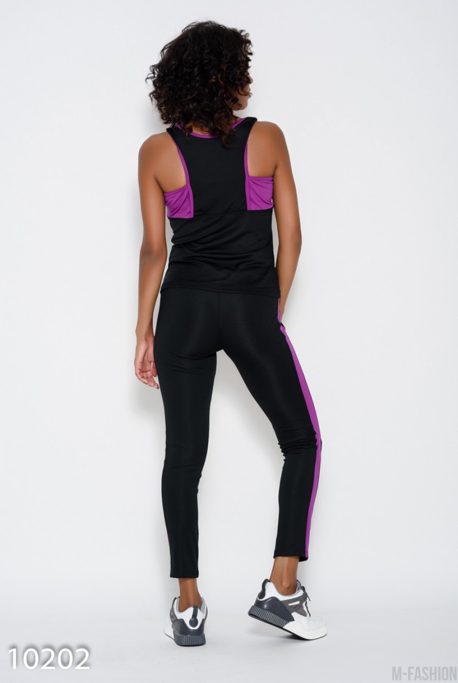 Черный эластичный спортивный костюм с фиолетовыми вставками- Фото 3