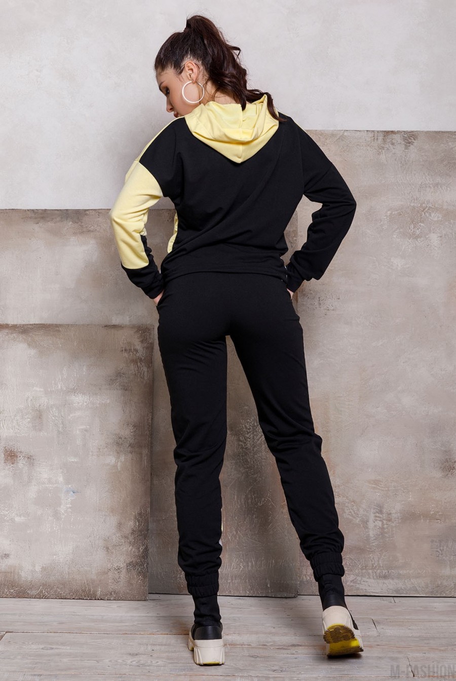 Черно-желтый трикотажный костюм с кулиской- Фото 3