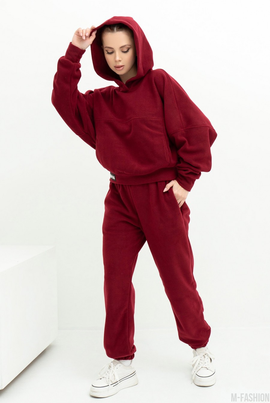Бордовый теплый костюм с нашивкой - Фото 1