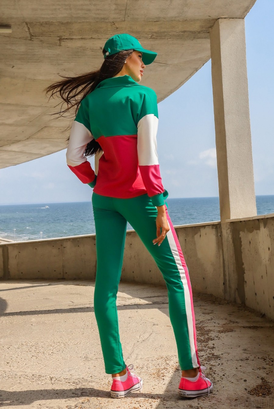 Зелено-малиновый брючный спортивный костюм- Фото 3