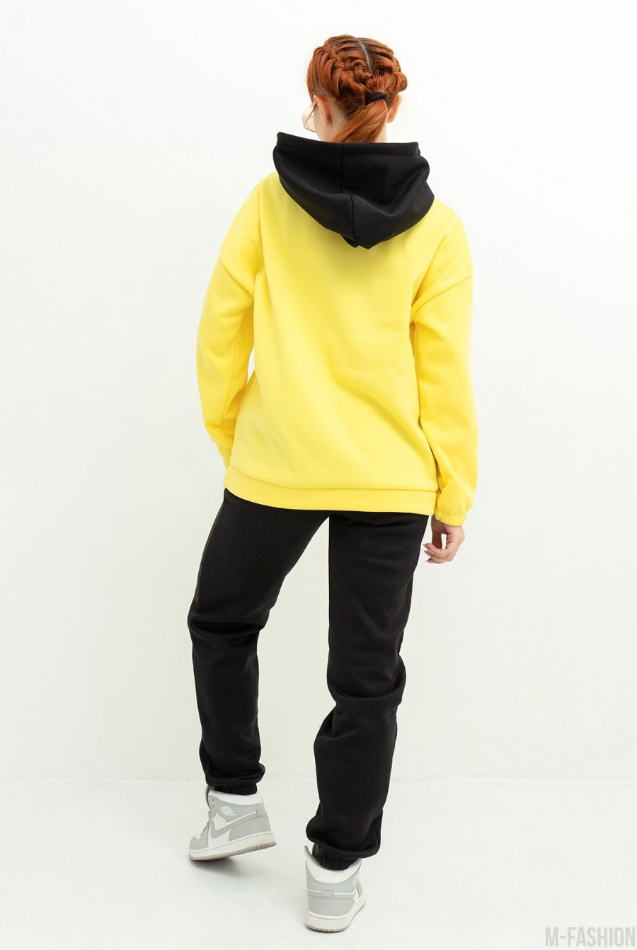 Черно-желтый утепленный костюм с худи- Фото 3
