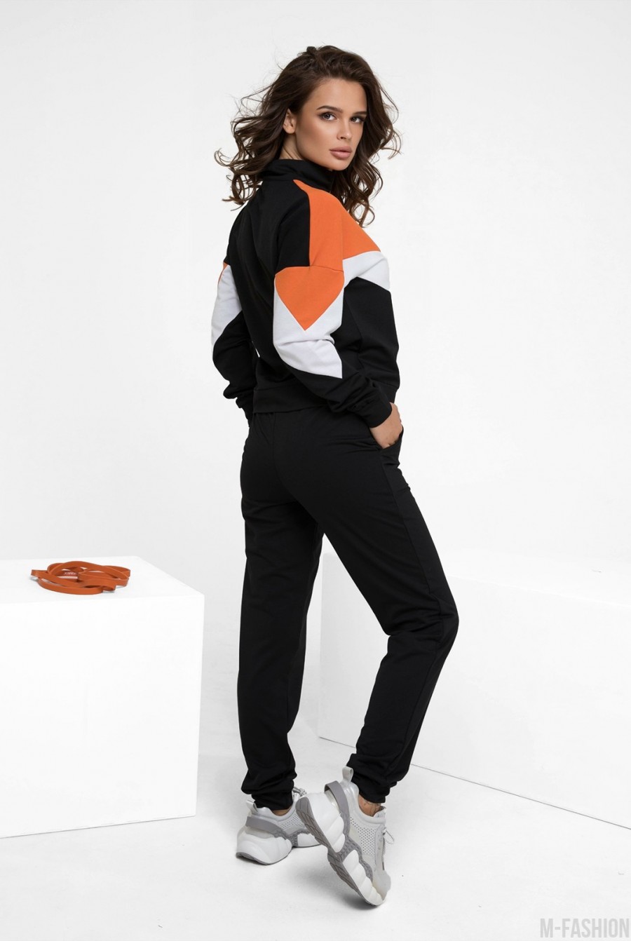 Черно-оранжевый трикотажный костюм на молнии- Фото 2