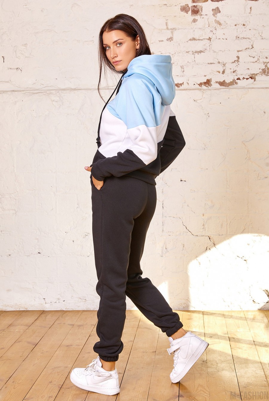 Черно-голубой утепленный спортивный костюм с капюшоном- Фото 3