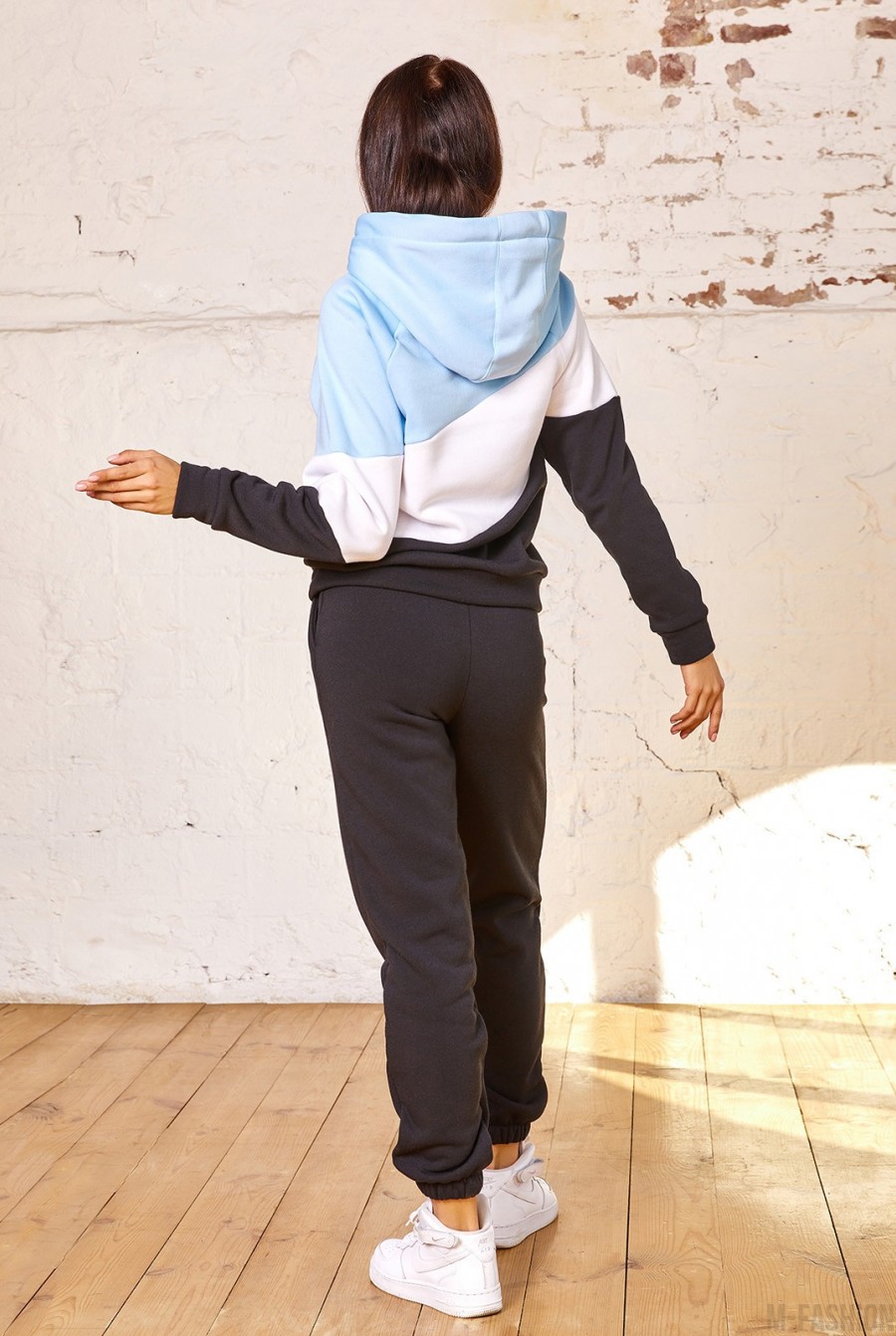 Черно-голубой утепленный спортивный костюм с капюшоном- Фото 4