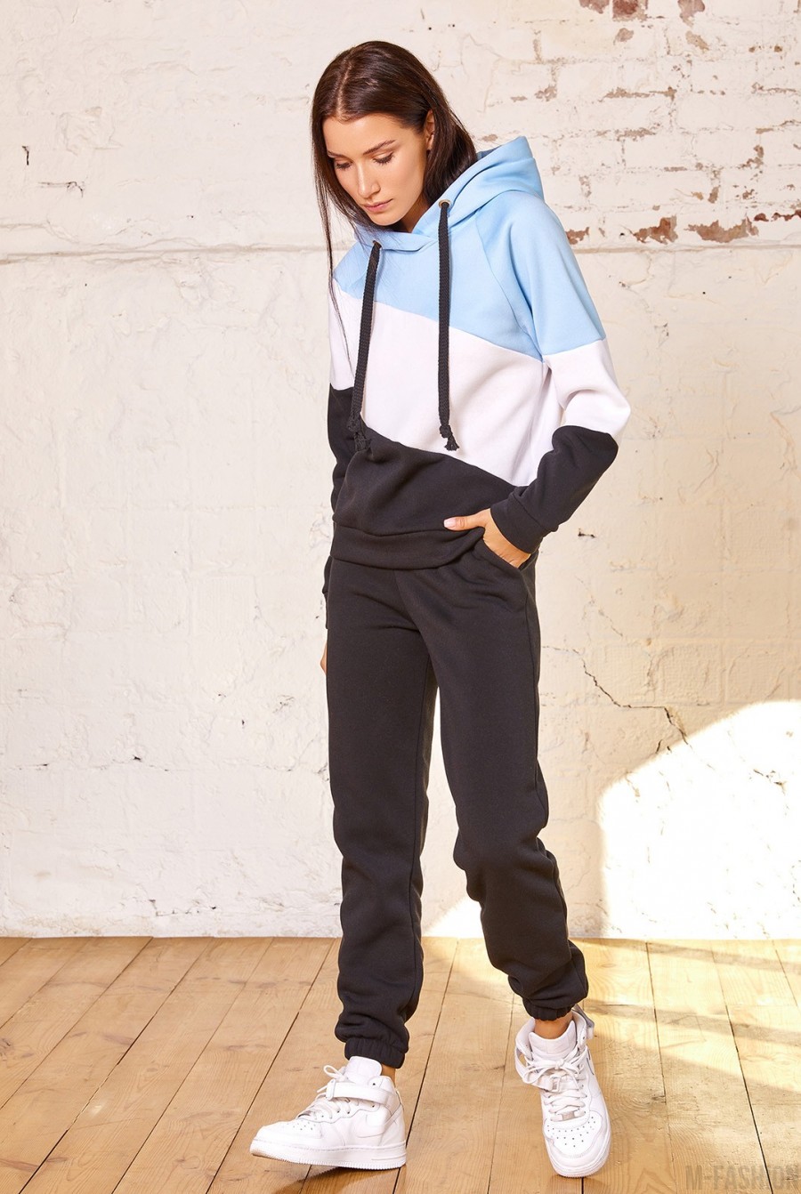 Черно-голубой утепленный спортивный костюм с капюшоном- Фото 2