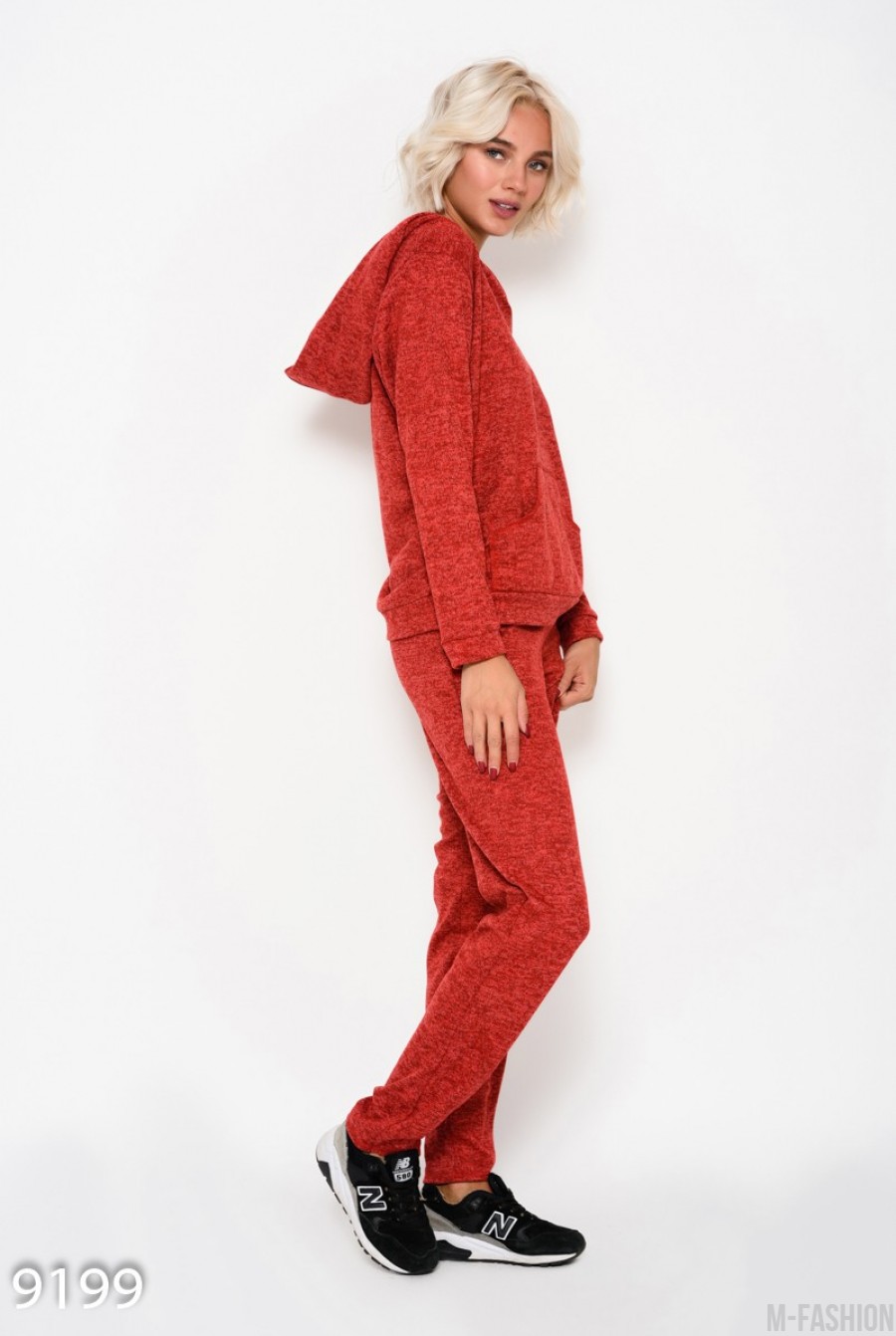 Красный спортивный костюм из трикотажа с капюшоном и карманом-кенгуру- Фото 3