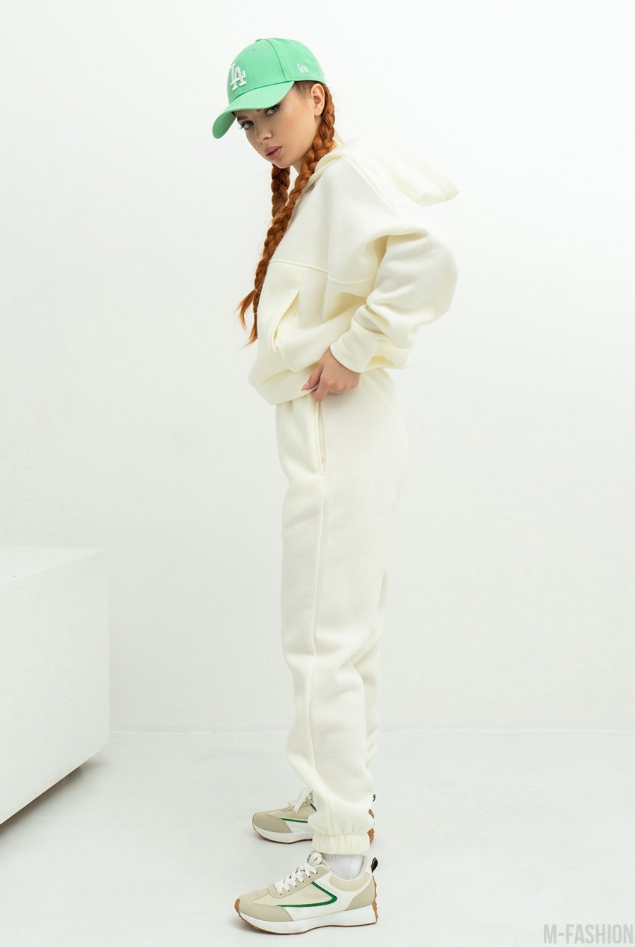 Молочный теплый костюм с нашивкой- Фото 2