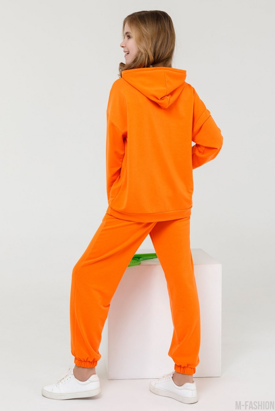 Оранжевый трикотажный костюм с нашивкой- Фото 3