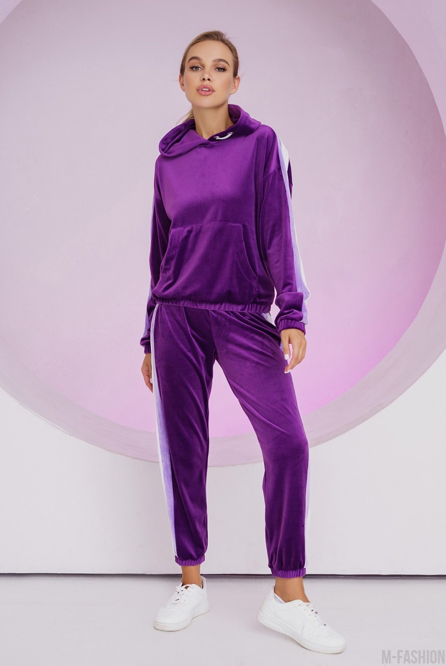 Фиолетовый велюровый костюм с лампасами - Фото 1