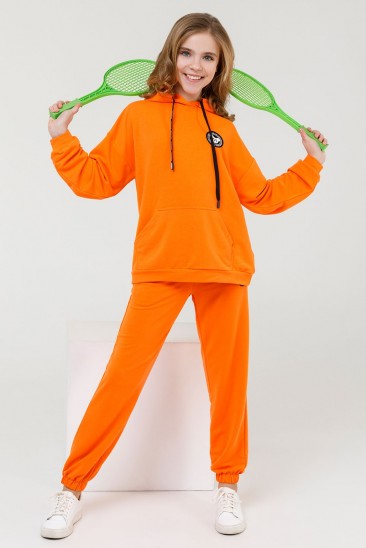 Оранжевый трикотажный костюм с нашивкой