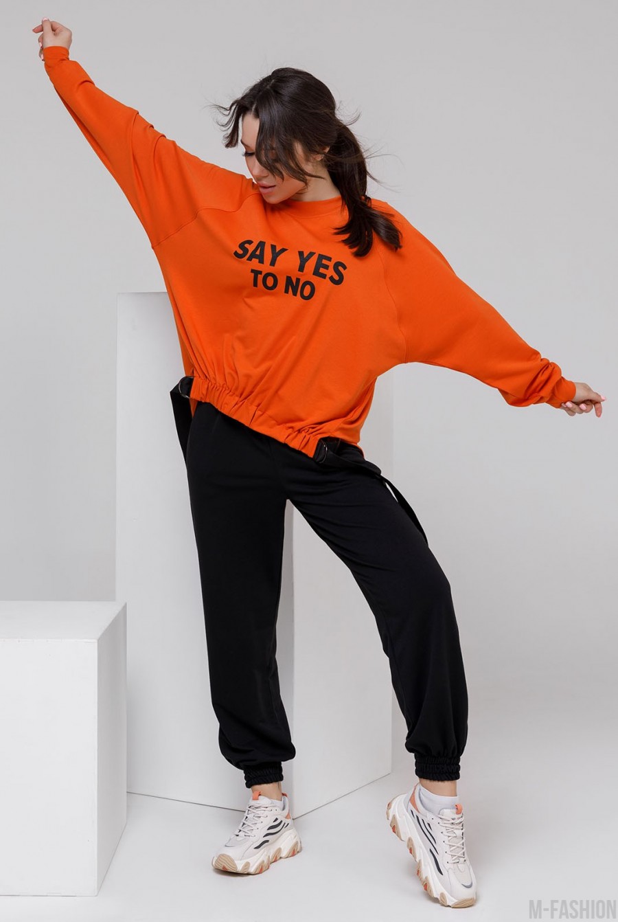 Черно-оранжевый свободный костюм из трикотажа - Фото 1