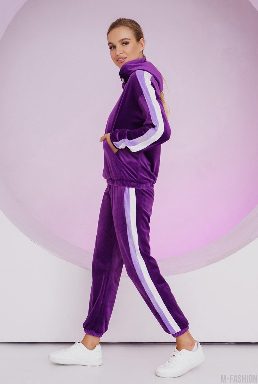 Фиолетовый велюровый костюм с лампасами- Фото 3