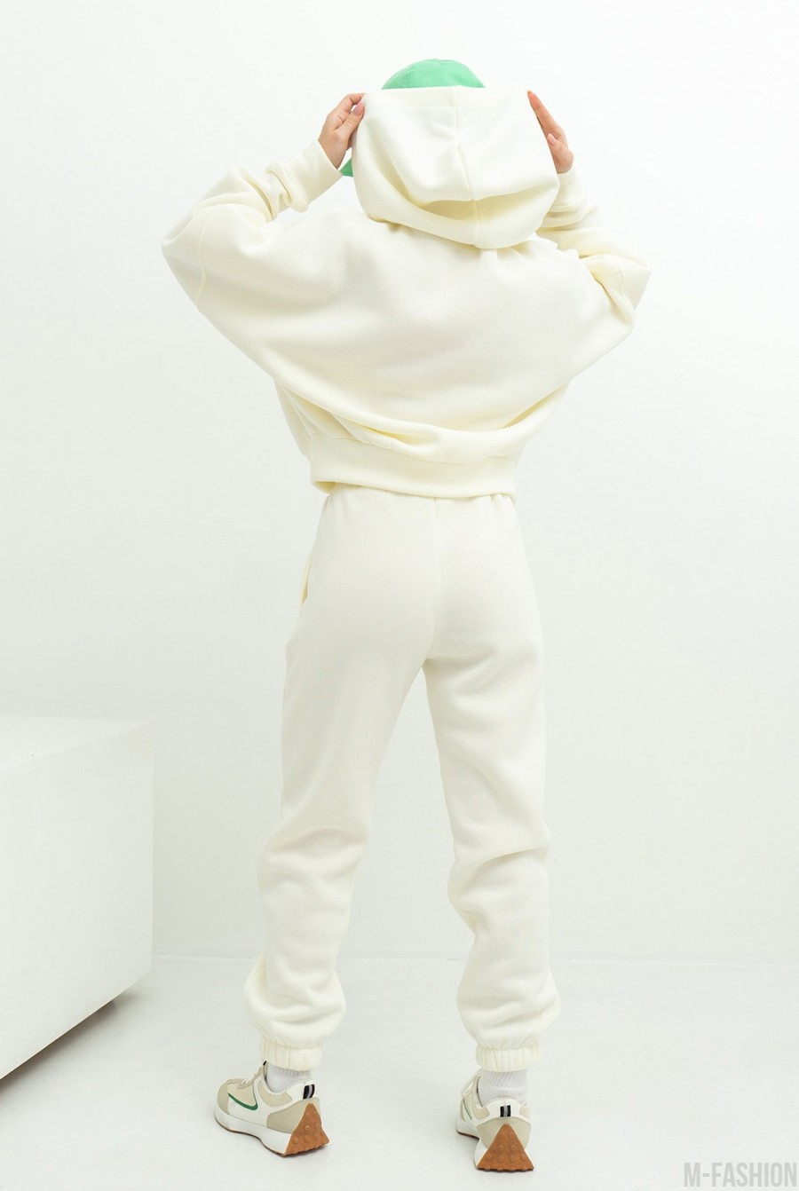 Молочный теплый костюм с нашивкой- Фото 3