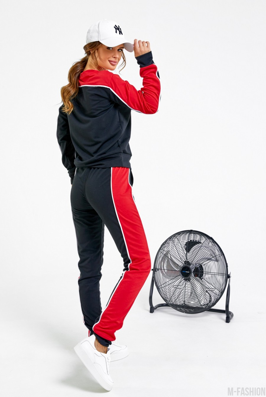 Черно-красный трикотажный спортивный костюм- Фото 2