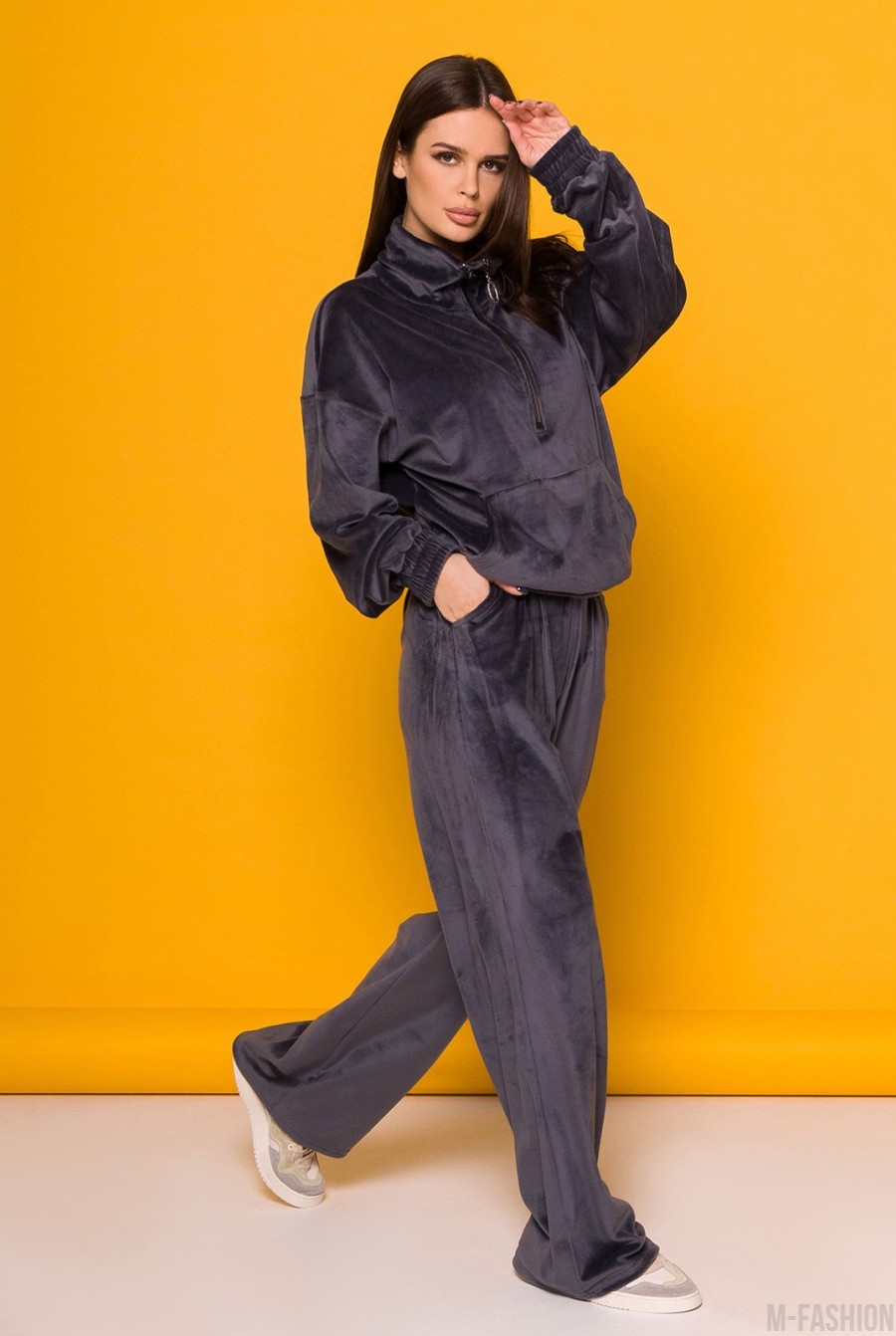 Темно-серый велюровый костюм с хомутом- Фото 2