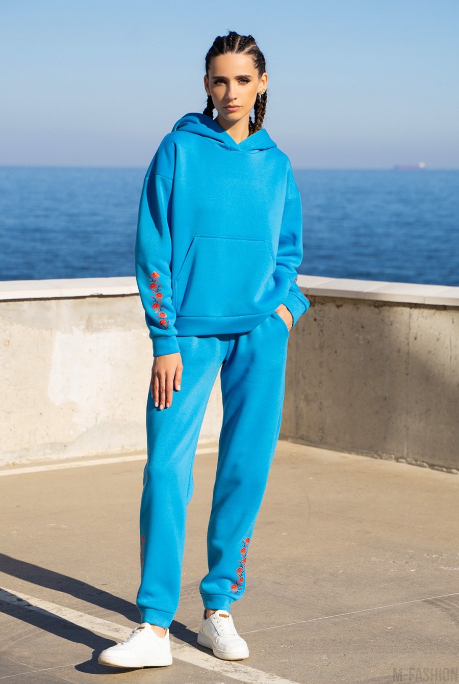 Голубой утепленный спортивный костюм с орнаментом - Фото 1