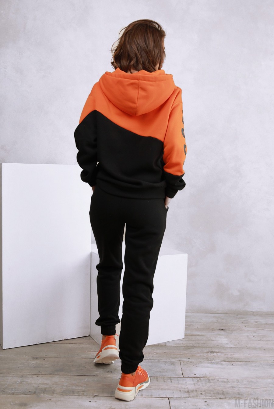 Черно-оранжевый теплый костюм с принтом- Фото 3