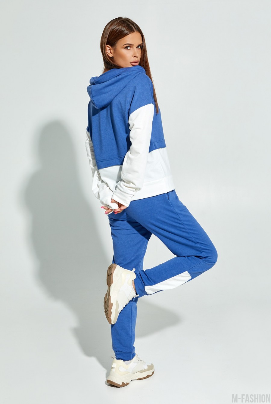 Бело-синий трикотажный костюм на манжетах- Фото 3