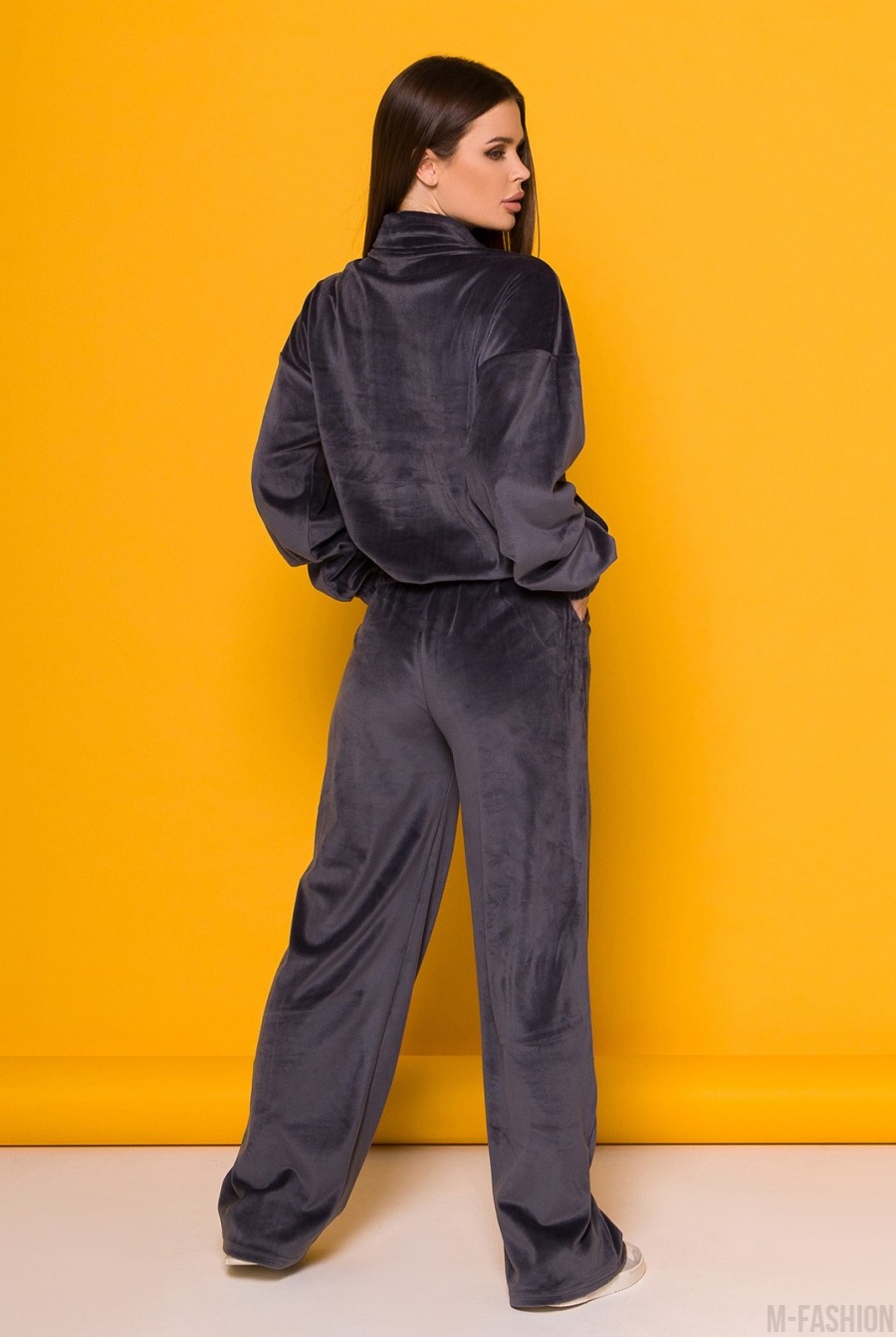 Темно-серый велюровый костюм с хомутом- Фото 3