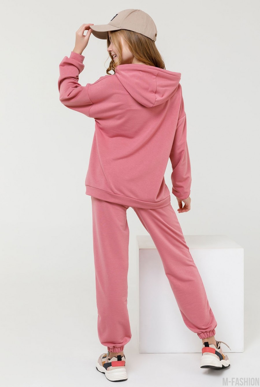 Розовый трикотажный костюм с нашивкой- Фото 3